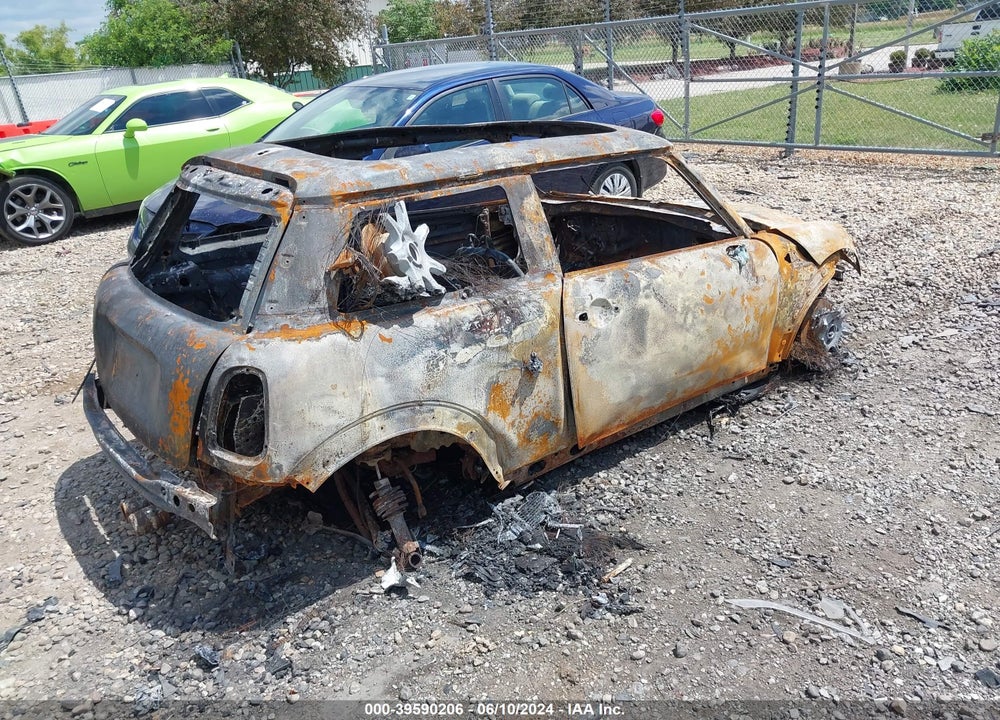 2007 MINI COOPER S VIN: WMWMF73527TL86443