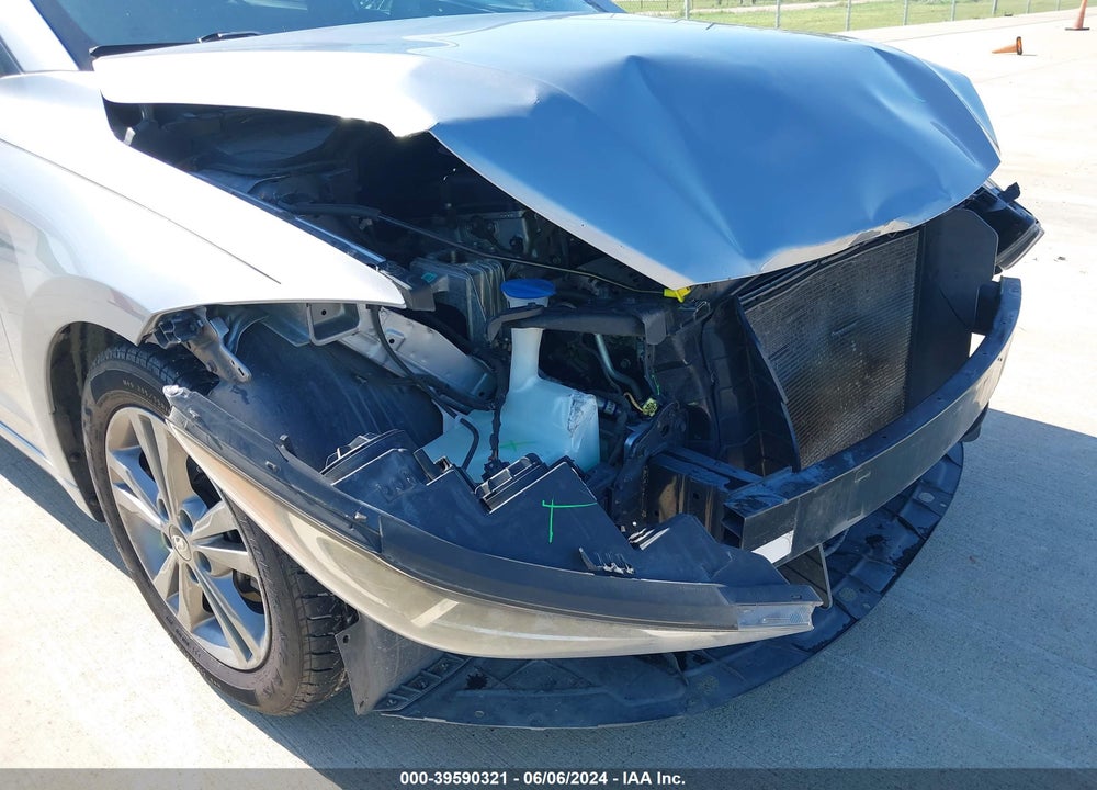 2017 HYUNDAI ELANTRA VIN: 5NPD84LF1HH181559