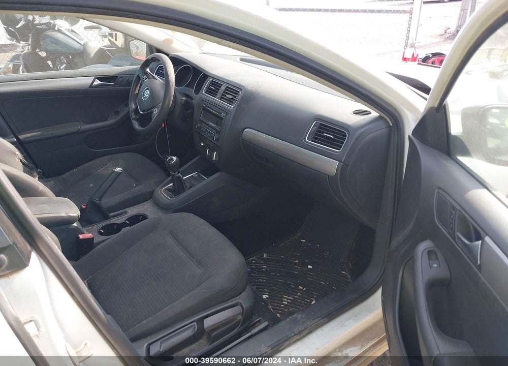 2015 VOLKSWAGEN JETTA 1.8T SE VIN: 3VWB17AJ5FM298246