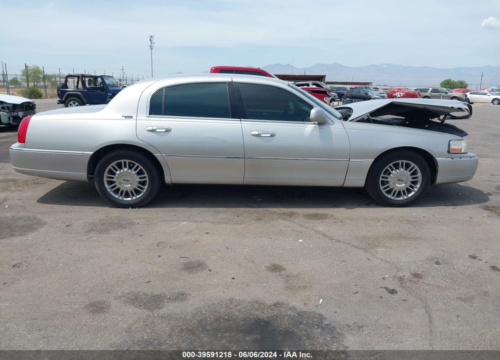 2008 LINCOLN TOWN CAR SIGNATURE LIMITED VIN: 2LNHM82W88X663381