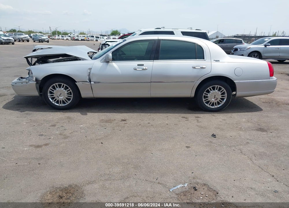 2008 LINCOLN TOWN CAR SIGNATURE LIMITED VIN: 2LNHM82W88X663381