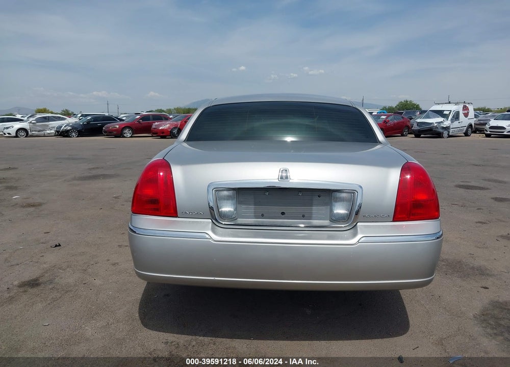 2008 LINCOLN TOWN CAR SIGNATURE LIMITED VIN: 2LNHM82W88X663381