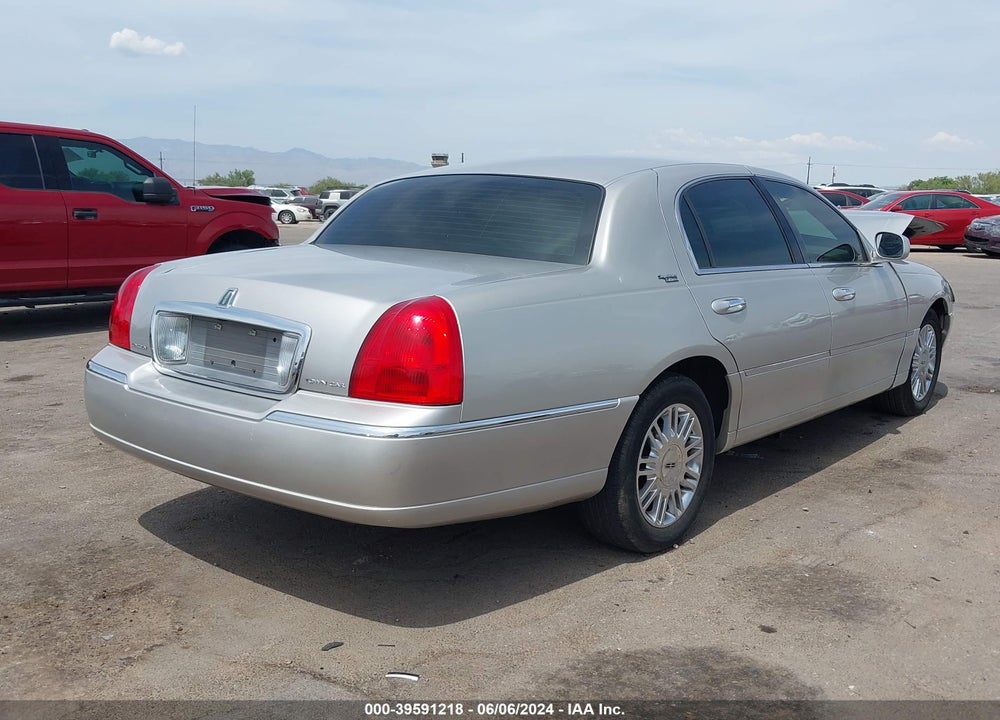 2008 LINCOLN TOWN CAR SIGNATURE LIMITED VIN: 2LNHM82W88X663381