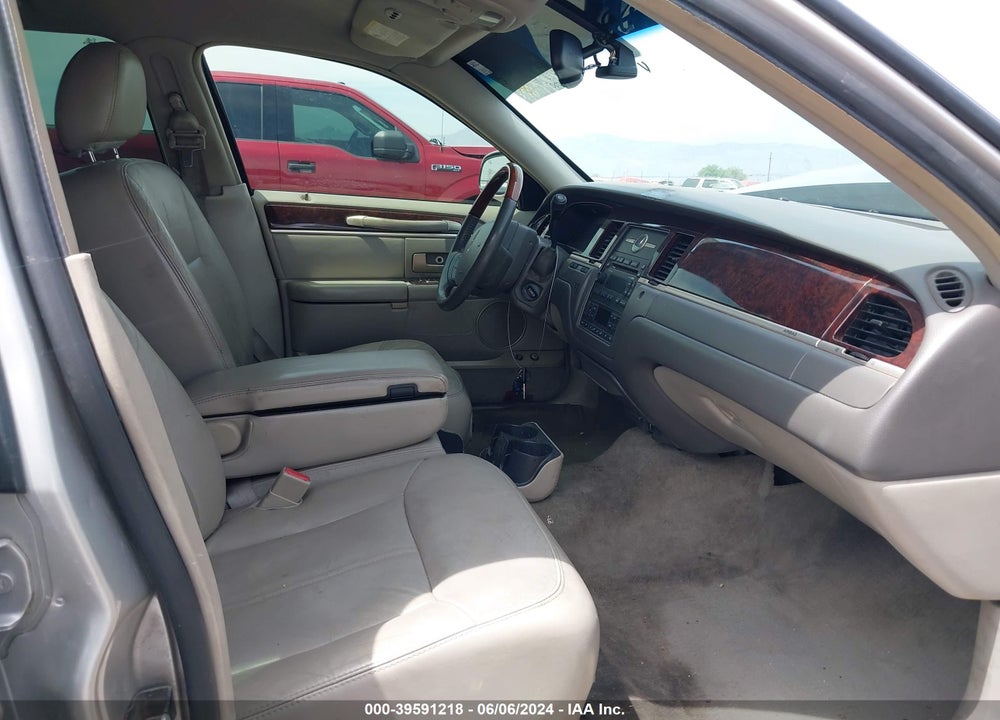 2008 LINCOLN TOWN CAR SIGNATURE LIMITED VIN: 2LNHM82W88X663381