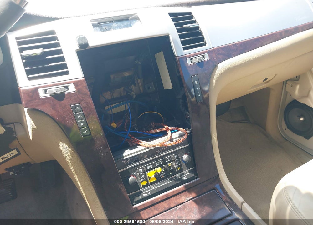 2010 CADILLAC ESCALADE PREMIUM VIN: 1GYUKCEF5AR218517