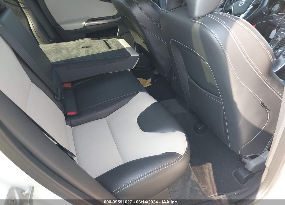 2017 VOLVO XC60 T5 VIN: YV440MDJ8H2083301
