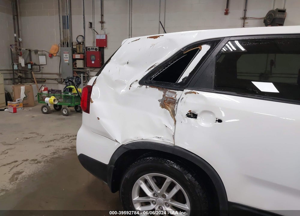 2015 KIA SORENTO LX VIN: 5XYKTCA65FG568896