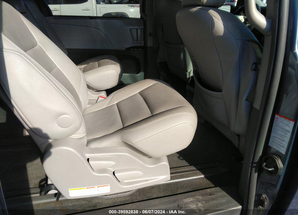 2017 TOYOTA SIENNA XLE 8 PASSENGER VIN: 5TDYZ3DC2HS837291