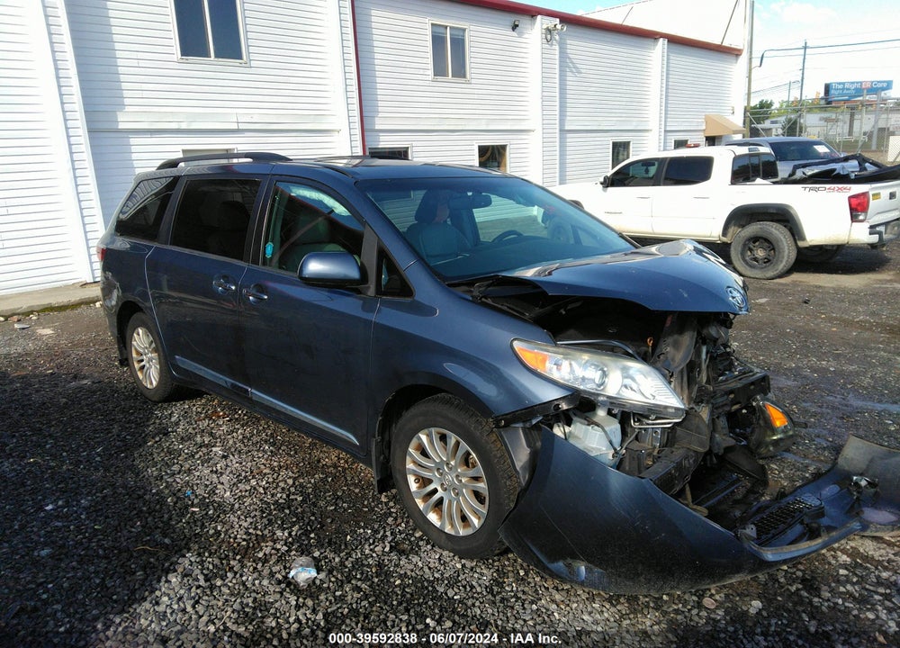 2017 TOYOTA SIENNA XLE 8 PASSENGER VIN: 5TDYZ3DC2HS837291