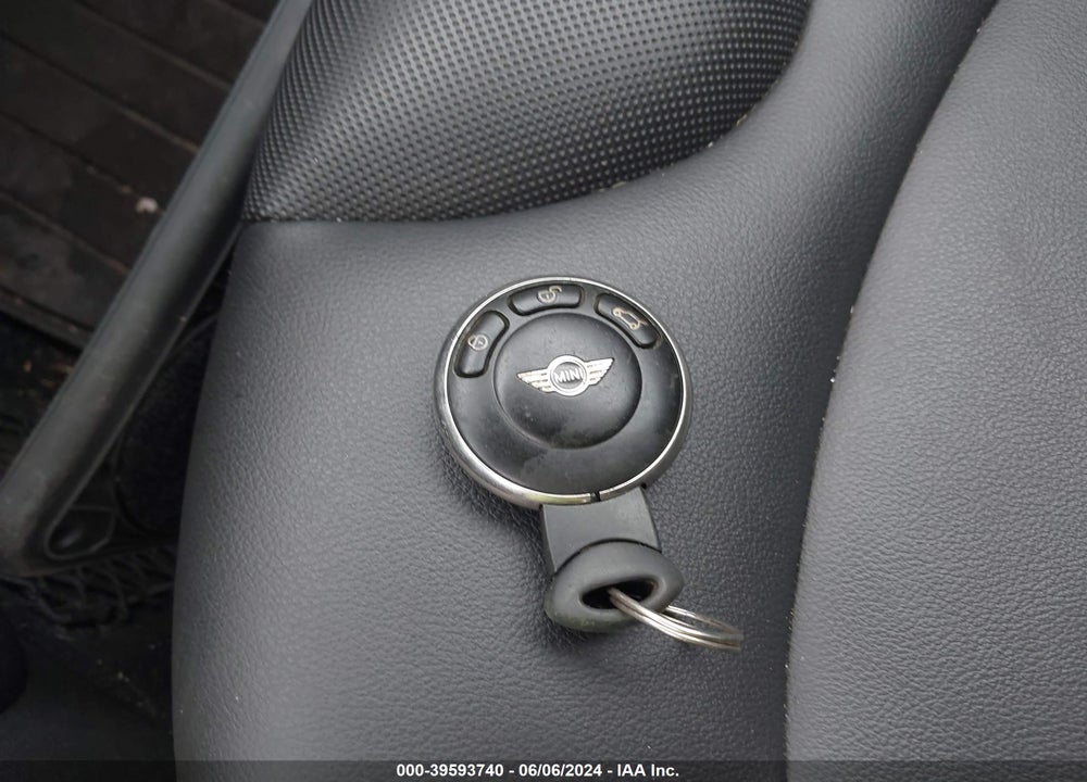 2012 MINI COOPER S VIN: WMWSV3C5XCT386624