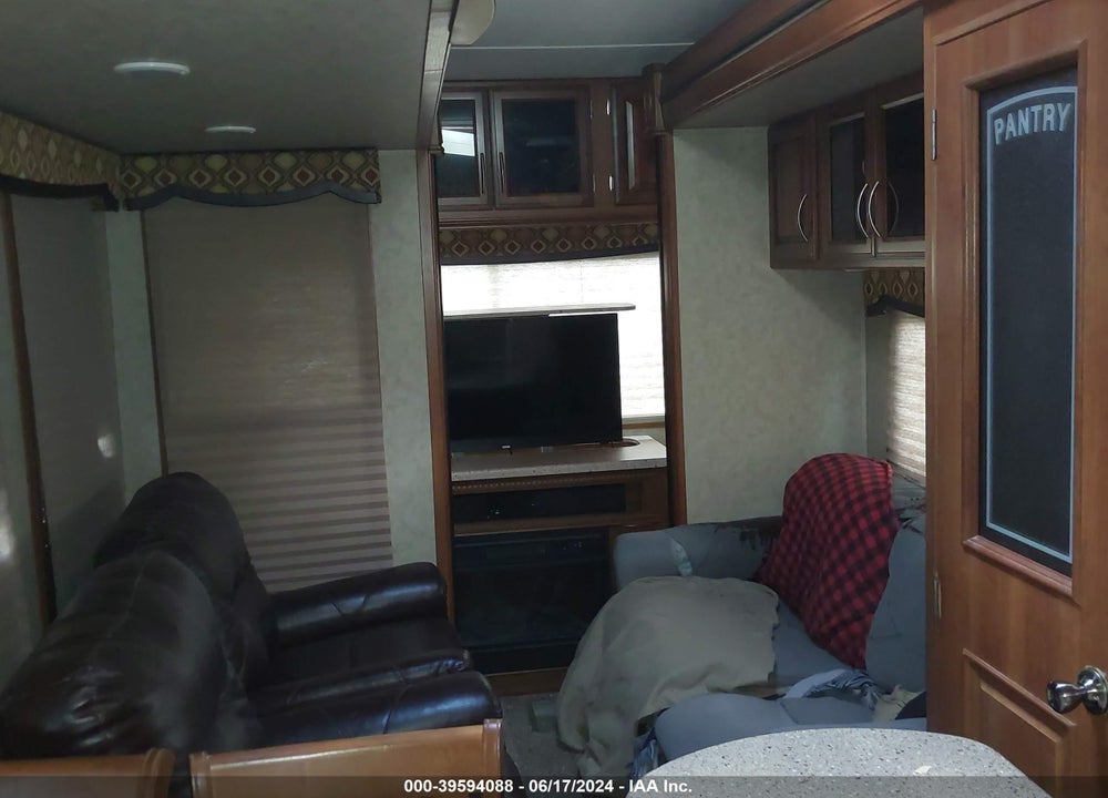2016 FOREST RIVER CRUSADER 321 RES VIN: 5ZT3CSXB7GG118764