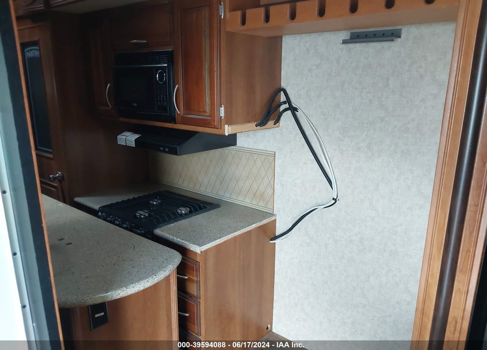 2016 FOREST RIVER CRUSADER 321 RES VIN: 5ZT3CSXB7GG118764