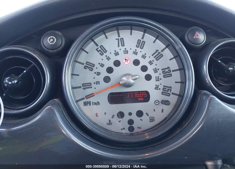 2006 MINI COOPER VIN: WMWRF33526TG14621