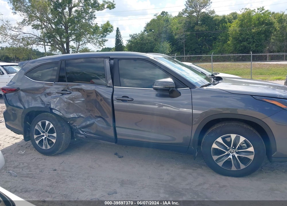 2024 TOYOTA HIGHLANDER XLE VIN: 5TDKDRAH7RS052872