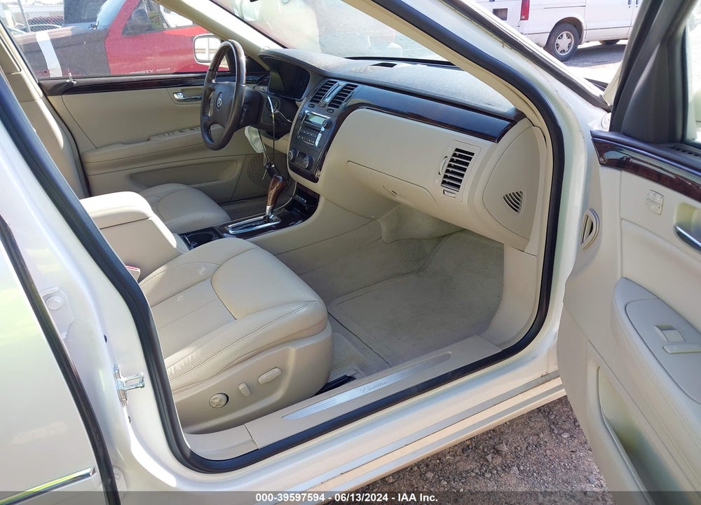 2011 CADILLAC DTS LUXURY COLLECTION VIN: 1G6KD5E63BU132918