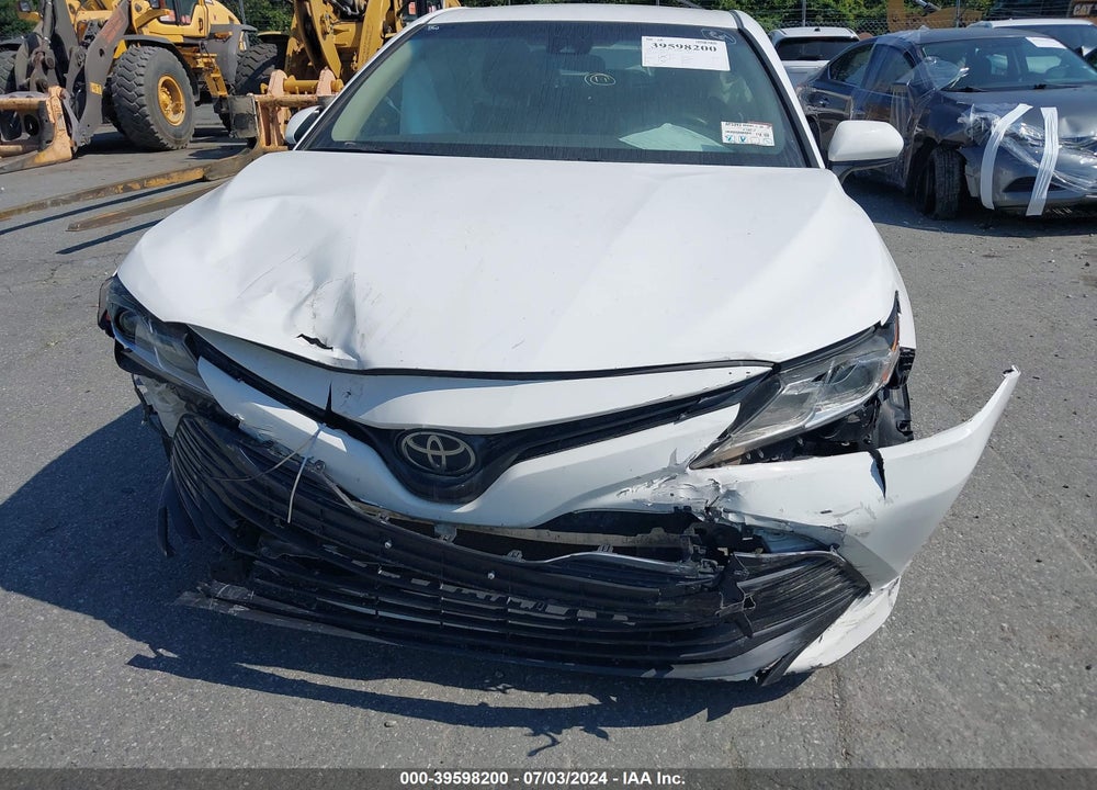 2018 TOYOTA CAMRY LE VIN: 4T1B11HK8JU637130