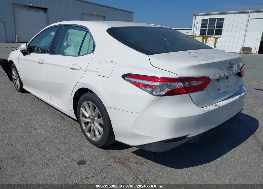 2018 TOYOTA CAMRY LE VIN: 4T1B11HK8JU637130