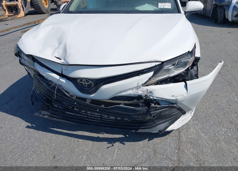 2018 TOYOTA CAMRY LE VIN: 4T1B11HK8JU637130
