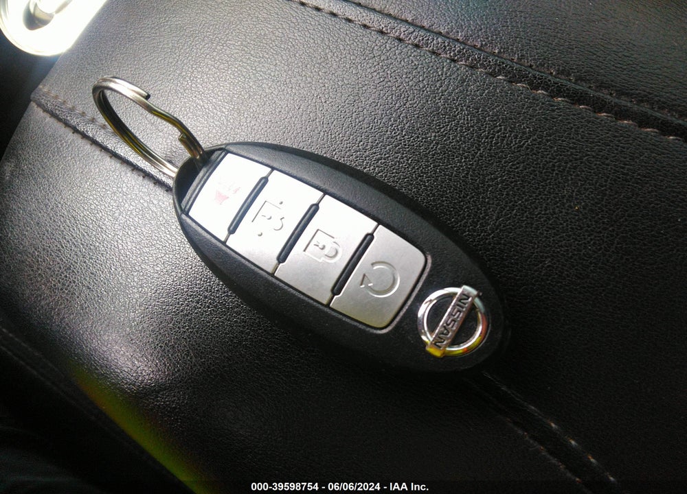2017 NISSAN ROGUE SV VIN: KNMAT2MV0HP572654