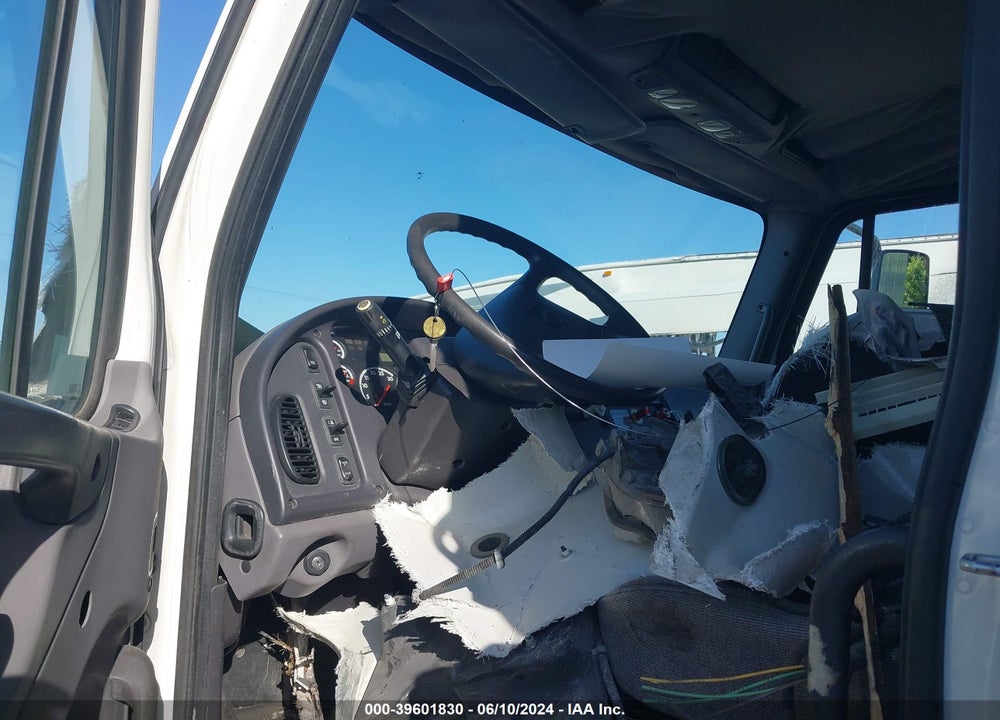 2011 FREIGHTLINER M2 106 MEDIUM DUTY VIN: 1FVACXBS3BDAZ4557