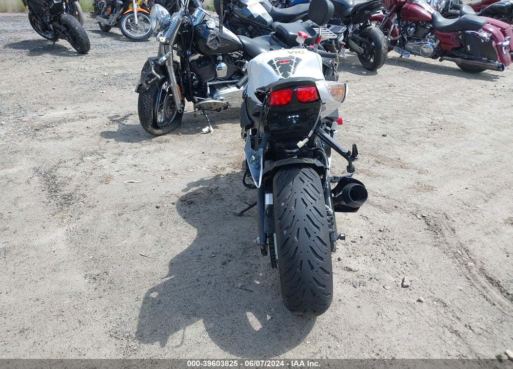 2020 SUZUKI GSX-R600 VIN: JS1GN7FAXL7100685