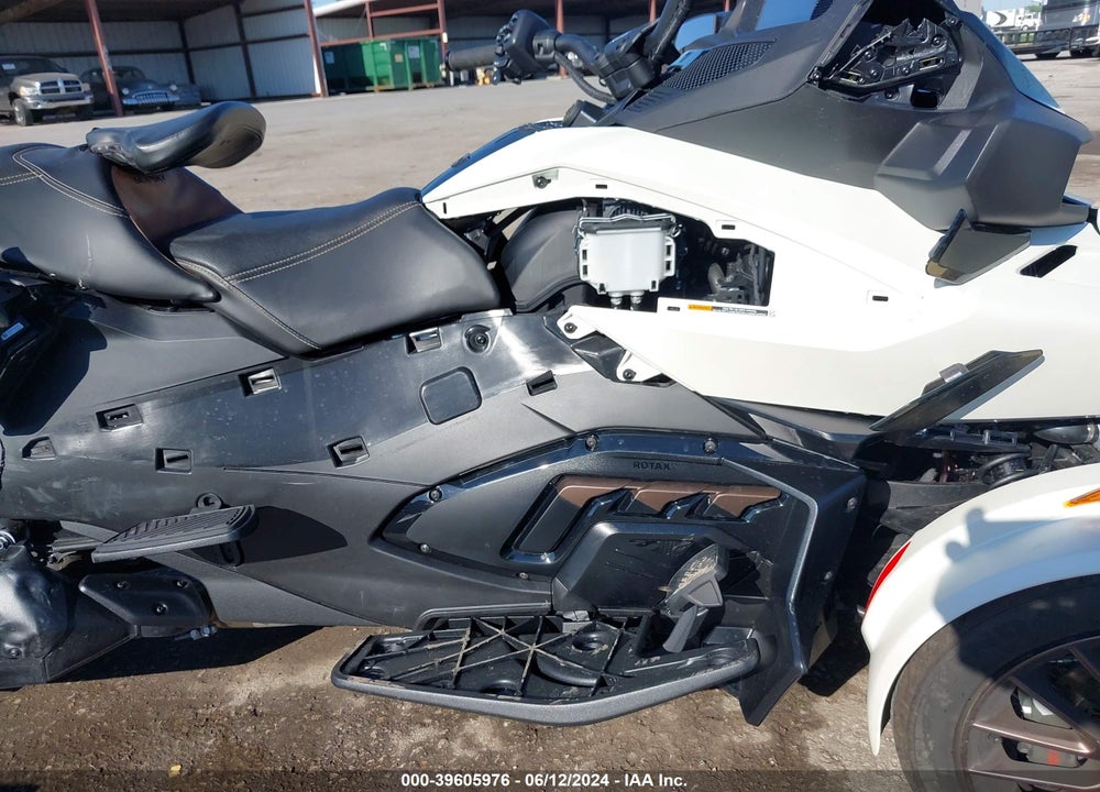 2024 CAN-AM SPYDER ROADSTER RT/RT LIMITED VIN: 2BXNBDD27RV003913