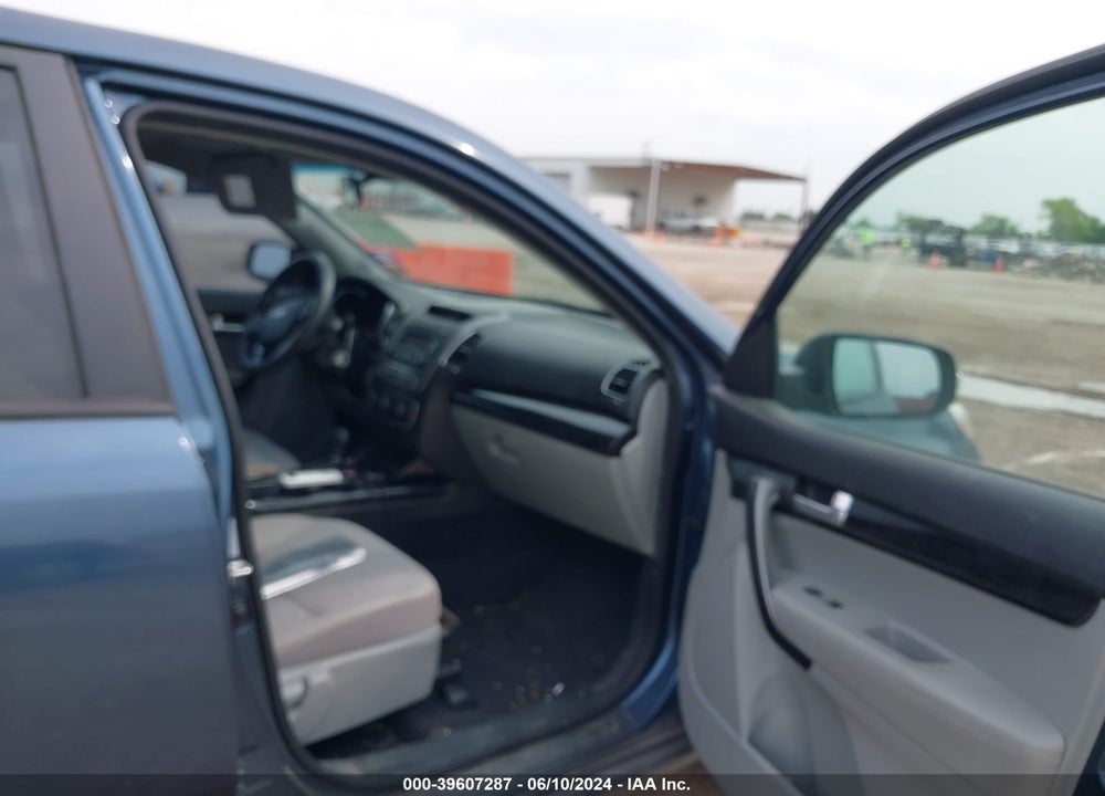 2014 KIA SORENTO LX VIN: 5XYKT3A67EG480298