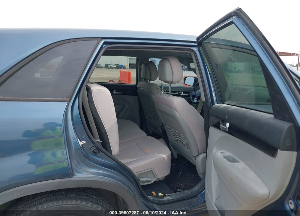 2014 KIA SORENTO LX VIN: 5XYKT3A67EG480298