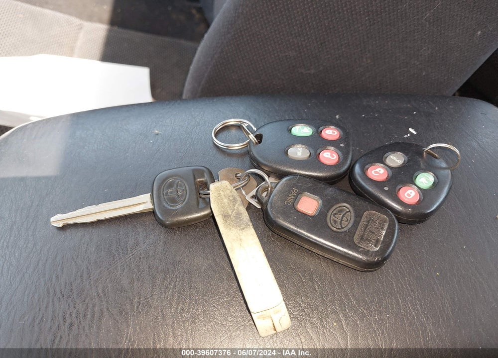 2004 TOYOTA CAMRY SE VIN: 4T1BE32K54U275593