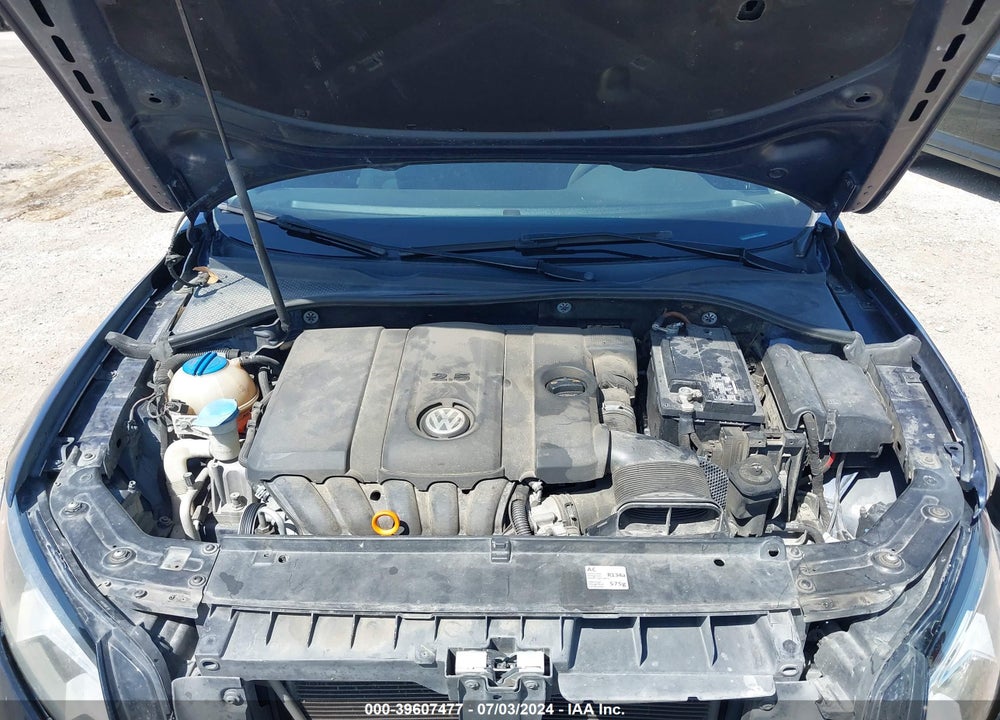 2013 VOLKSWAGEN PASSAT VIN: 1VWAP7A33DC140398