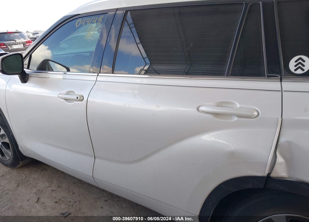 2021 TOYOTA HIGHLANDER XLE VIN: 5TDGZRAH8MS044148