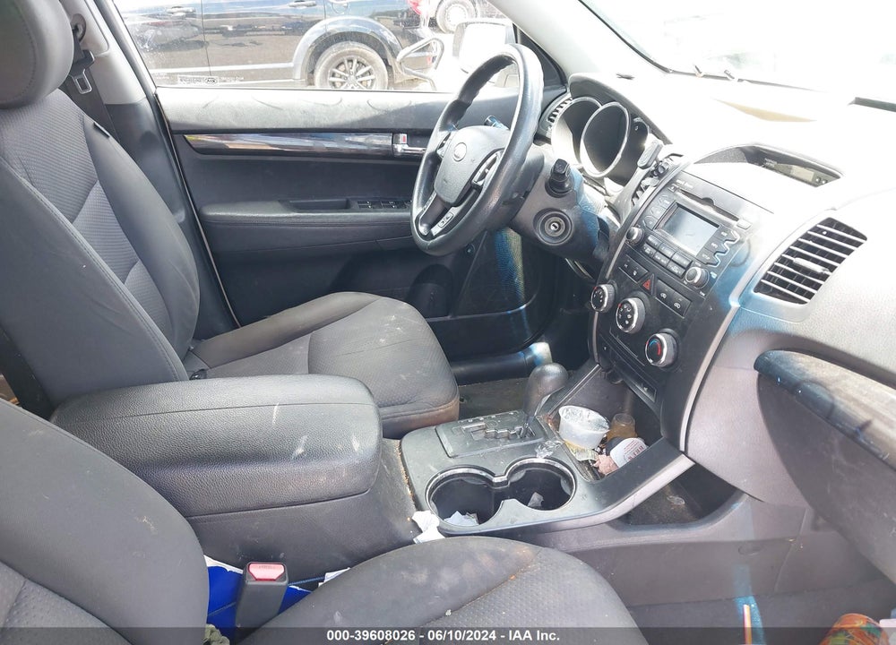2011 KIA SORENTO LX VIN: 5XYKT4A11BG132020