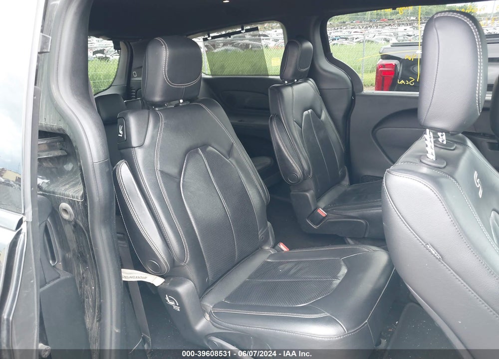 2018 CHRYSLER PACIFICA TOURING L VIN: 2C4RC1BG4JR158587