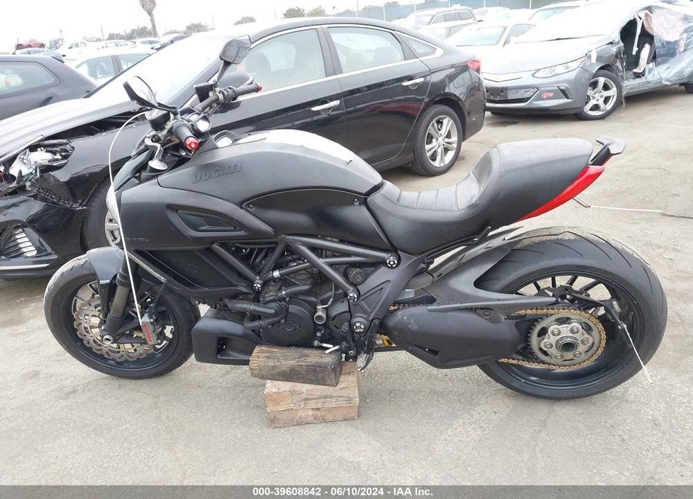 2015 DUCATI DIAVEL VIN: ZDM13BSW7FB026654