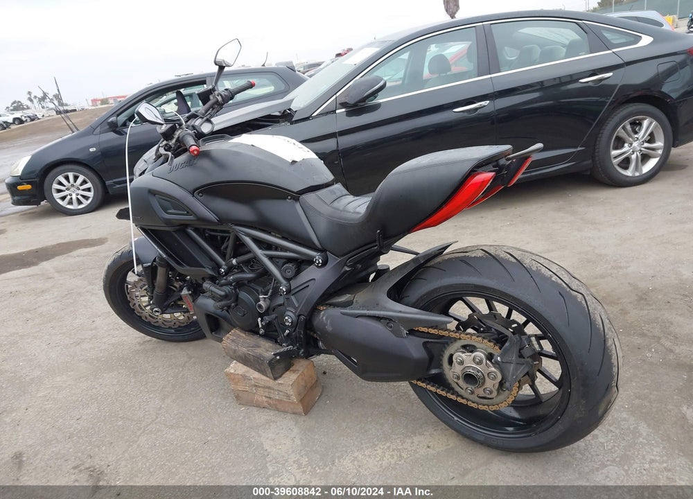 2015 DUCATI DIAVEL VIN: ZDM13BSW7FB026654