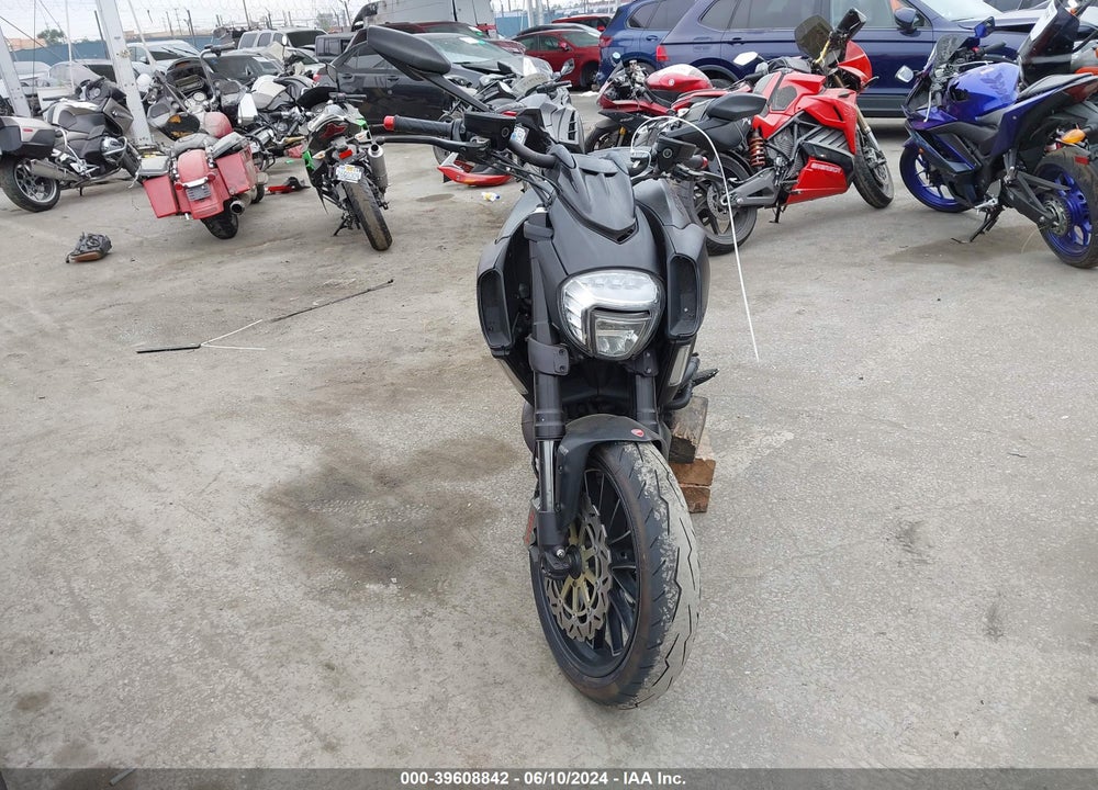 2015 DUCATI DIAVEL VIN: ZDM13BSW7FB026654