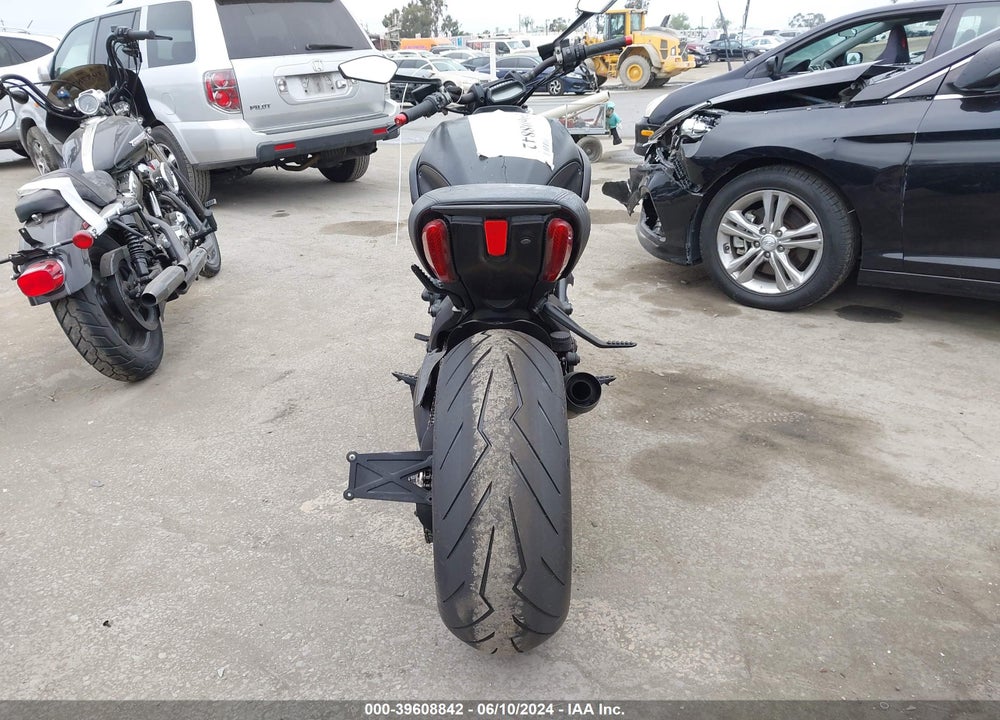 2015 DUCATI DIAVEL VIN: ZDM13BSW7FB026654