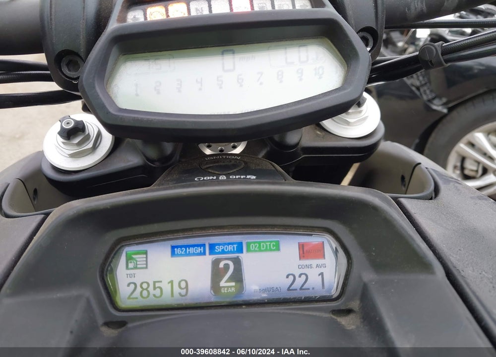 2015 DUCATI DIAVEL VIN: ZDM13BSW7FB026654