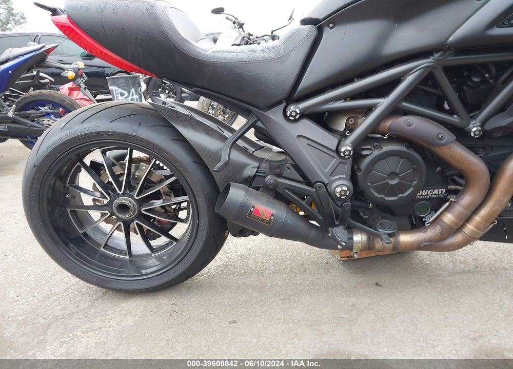 2015 DUCATI DIAVEL VIN: ZDM13BSW7FB026654