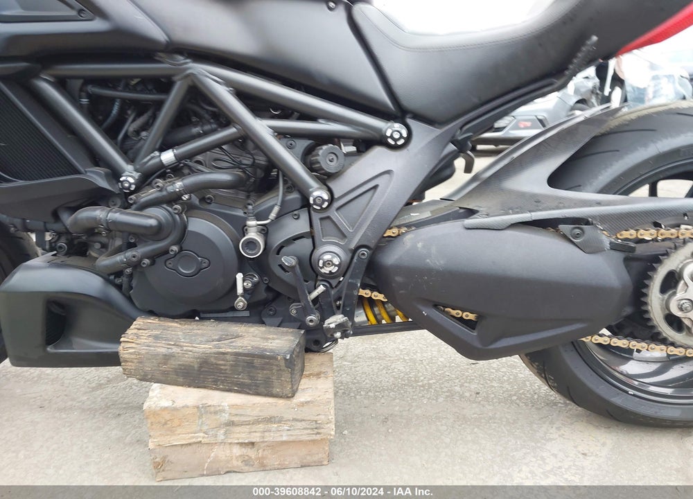 2015 DUCATI DIAVEL VIN: ZDM13BSW7FB026654
