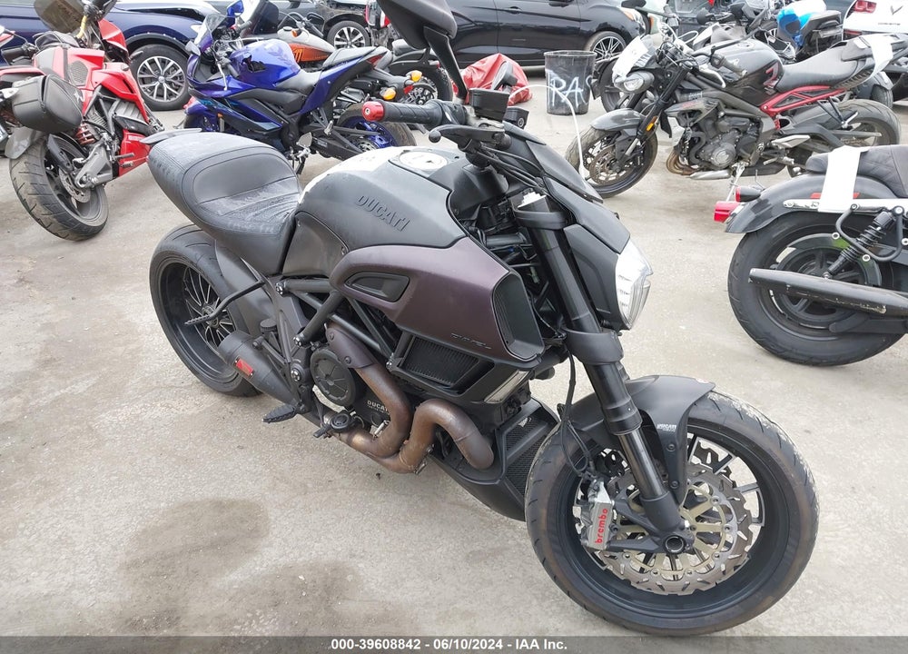 2015 DUCATI DIAVEL VIN: ZDM13BSW7FB026654
