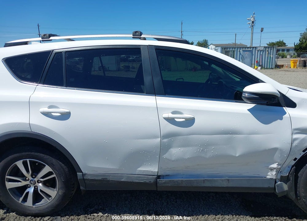 2018 TOYOTA RAV4 XLE VIN: 2T3RFREV8JW851622
