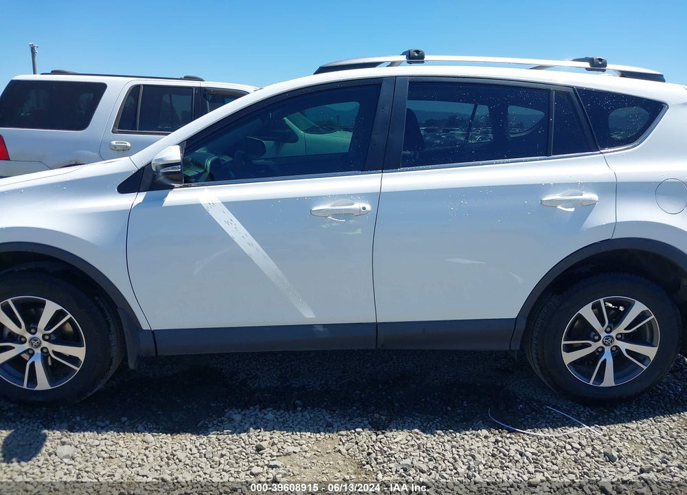 2018 TOYOTA RAV4 XLE VIN: 2T3RFREV8JW851622