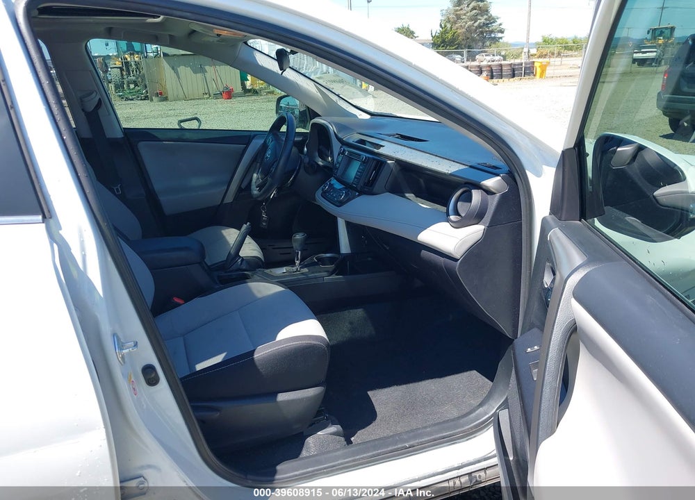 2018 TOYOTA RAV4 XLE VIN: 2T3RFREV8JW851622