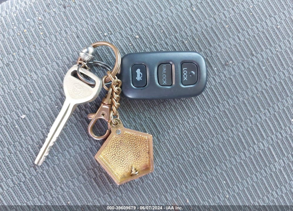 2005 TOYOTA CAMRY LE VIN: 4T1BE32K55U571019