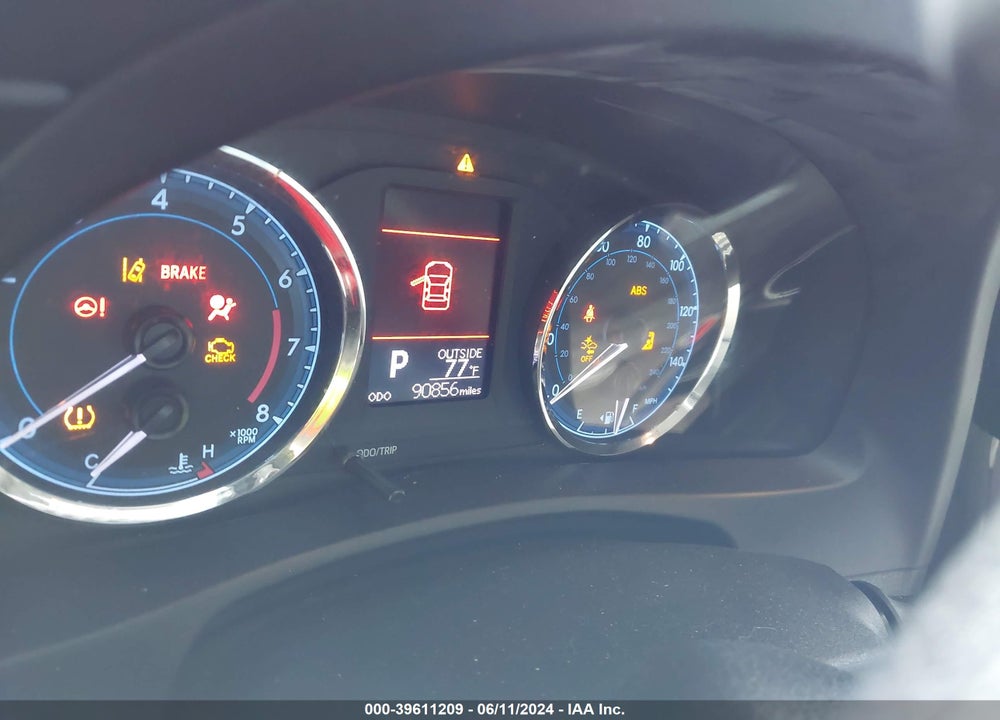 2018 TOYOTA COROLLA LE VIN: 5YFBURHE2JP796579