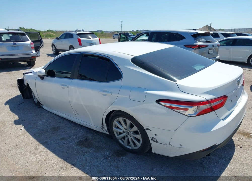 2018 TOYOTA CAMRY LE VIN: 4T1B11HK3JU589746