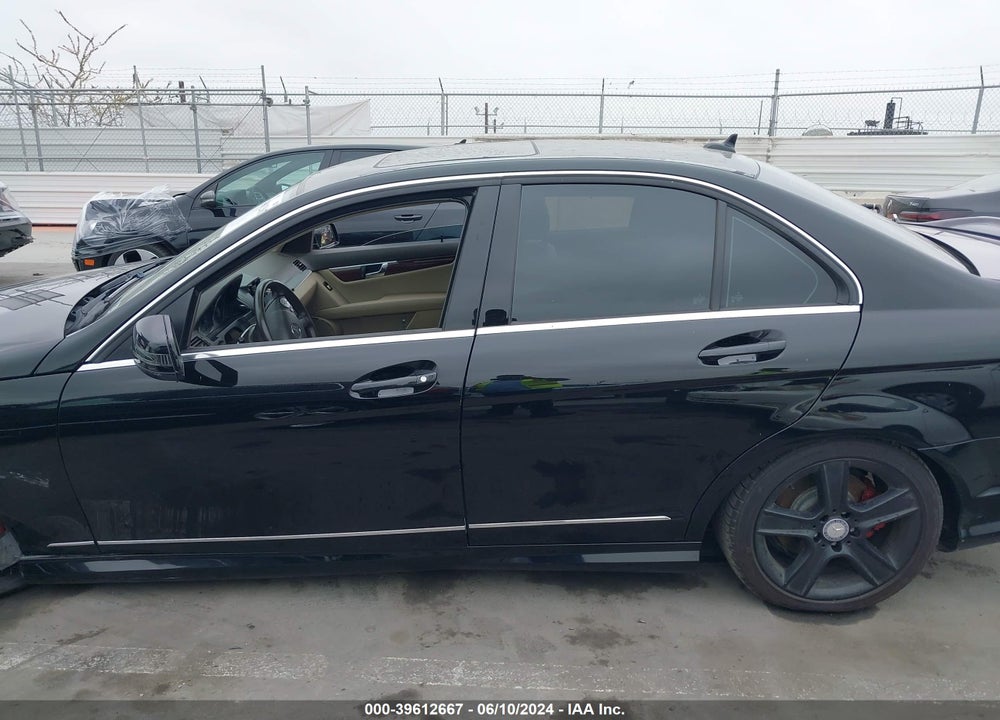2011 MERCEDES-BENZ C 300 LUXURY/SPORT VIN: WDDGF5EB2BR181823