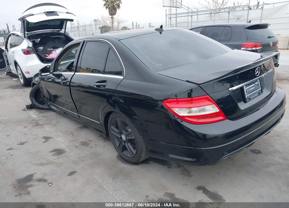 2011 MERCEDES-BENZ C 300 LUXURY/SPORT VIN: WDDGF5EB2BR181823