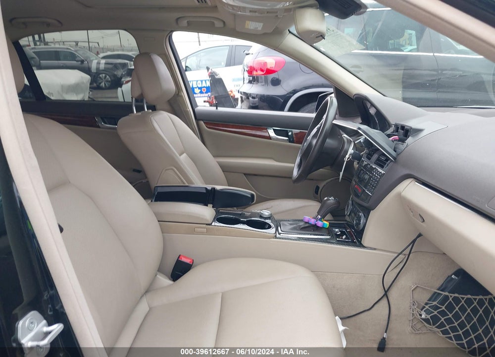 2011 MERCEDES-BENZ C 300 LUXURY/SPORT VIN: WDDGF5EB2BR181823
